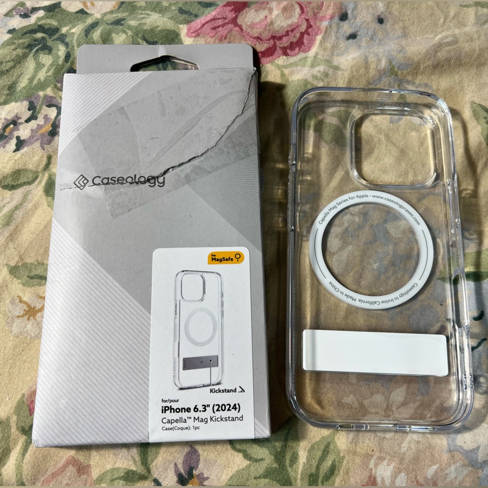 Clear iPhone 6.3" (2024) Case with MagSafe 2x - Picture 2 of 9